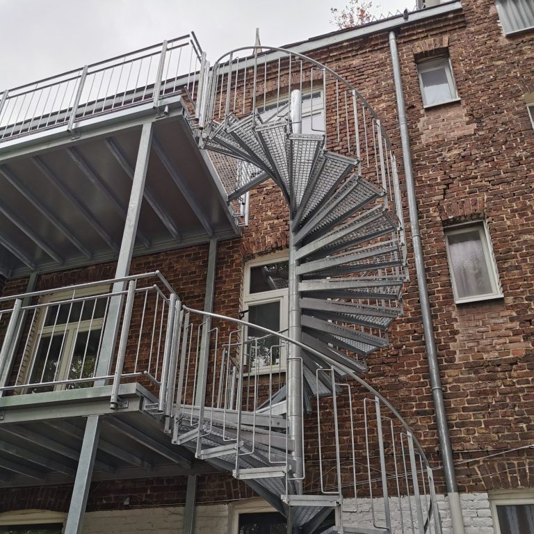 Fluchttreppe mit Podesten an einer Klinkerfassade im Altbau Fluchttreppe mit Podesten an einer Klinkerfassade im Altbau