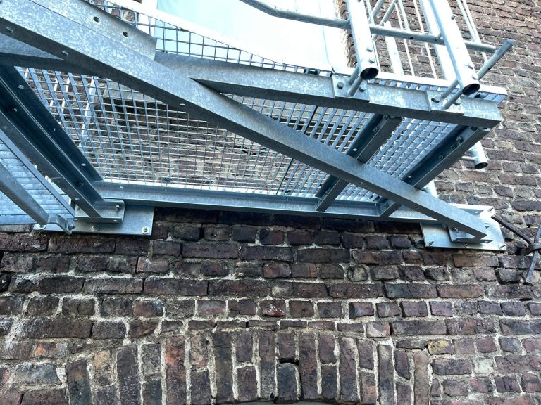Wartung Fluchttreppe Wartung der Fluchttreppe an der Altbau Fassade