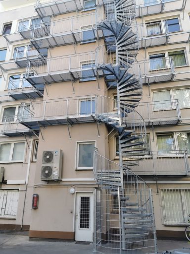 Spindeltreppe mit langen Gitterrost Stufen und Laubengang Spindeltreppe mit langen Gitterrost Stufen und Laubengang