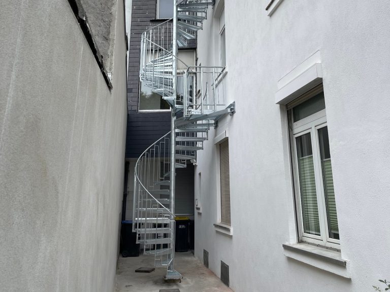 Montage einer Fluchttreppe im Innenhof eines Bestandsgebäudes Montage einer Fluchttreppe im Innenhof eines Bestandsgebäudes