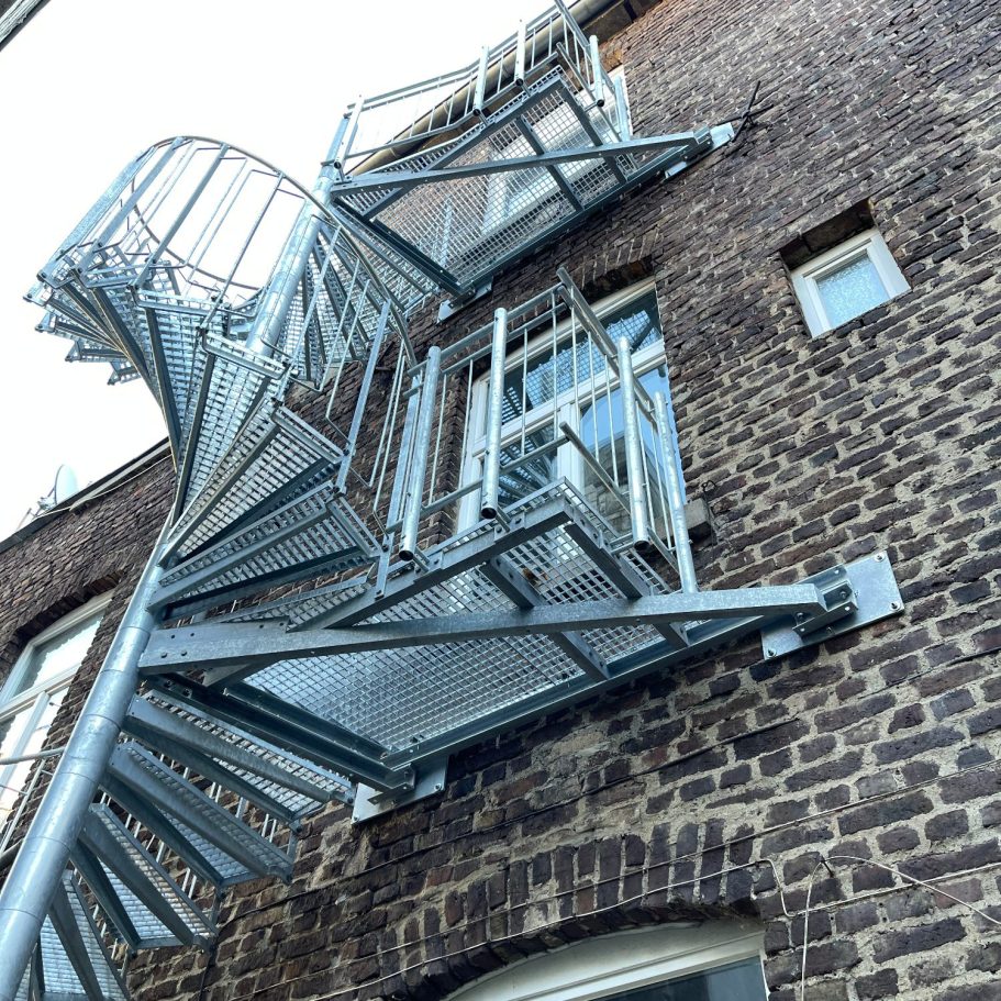 Spindeltreppe mit breiten Podesten Altbau Fassade Spindeltreppe mit breiten Podesten Altbau Fassade