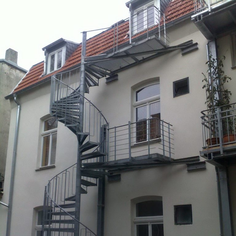 Außenliegende Fluchtspindeltreppe für einen Dachgeschossausbau Außenliegende Fluchtspindeltreppe für einen Dachgeschossausbau